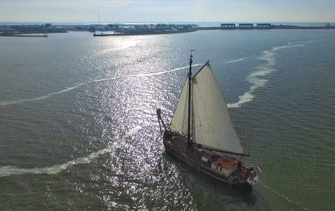 Afbeeldingen/Drone Najade nadert Lauwersoog.jpg Afbeeldingen/Drone Najade nadert Lauwersoog.jpg